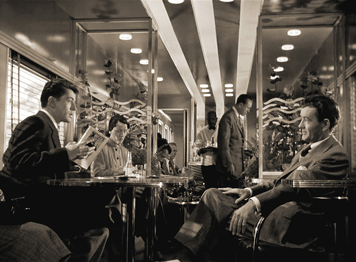 مشهد من فلم «غريبان في القطار»