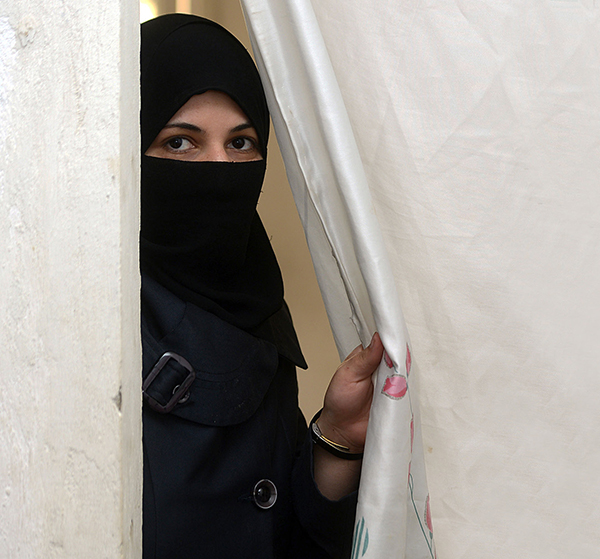 مقيمون لا لاجئون سوريون ويمنيون يفضلون القاهرة على أوربا