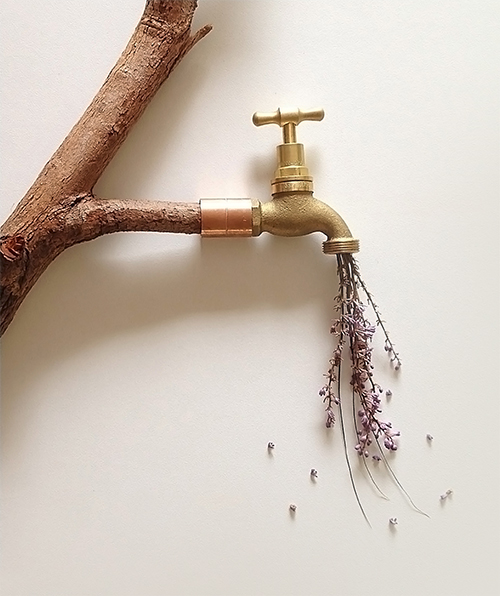 أصابعُه كثيرةٌ ومُرٌّ فيها العتاب