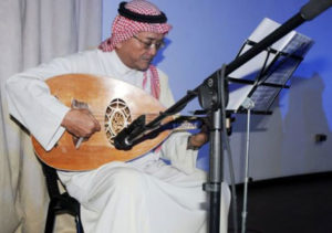 التشكيلي-أحمد-فلمبان-يعزف-في-جمعية-جدة