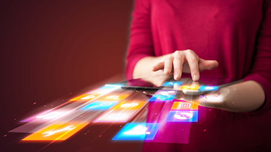 أدباء في الظل.. هل لعبت الميديا دورًا في تكريس كتّاب وتهميش آخرين؟