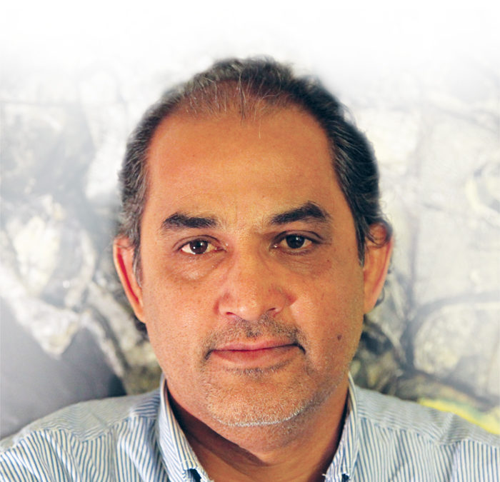 تشكيلي عراقي يميل نحو الأعمال التركيبية ذات النمط التجريبي غسان غائب: ثقافة الدفاتر منحتني حرية الحركة في إدارة عملي الفني