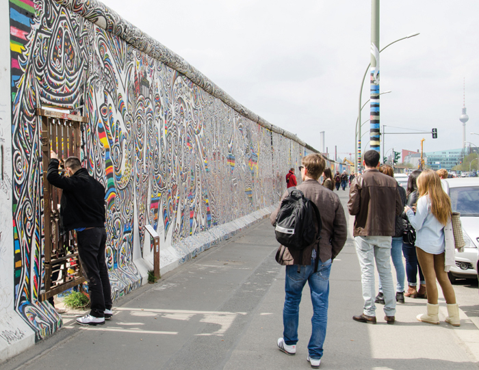 في برلين «المتوحشون الجدد» يكتشفون الجدار السور الحصين يتحول  إلى متحف مفـتوح