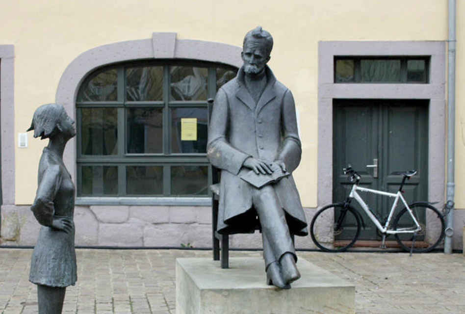 هوركهايمر وأدورنو وغادامير في محاورة حول «عبوة الديناميت» نحن ونيتشه  ما هو عابرٌ وزائل مضمون الحقيقة وليس ما هو أبديّ ومستمرّ