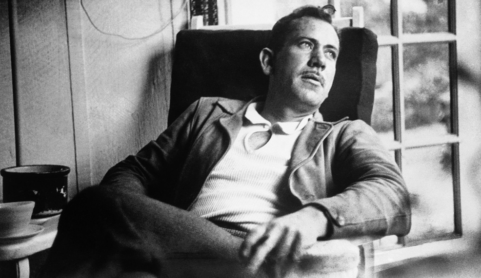 الكُتَّاب أقل قليلًا من البهلوانات، وأعلى قليلًا من الوحوش المدرّبة .. رسائل جون شتاينبِك ويومياته