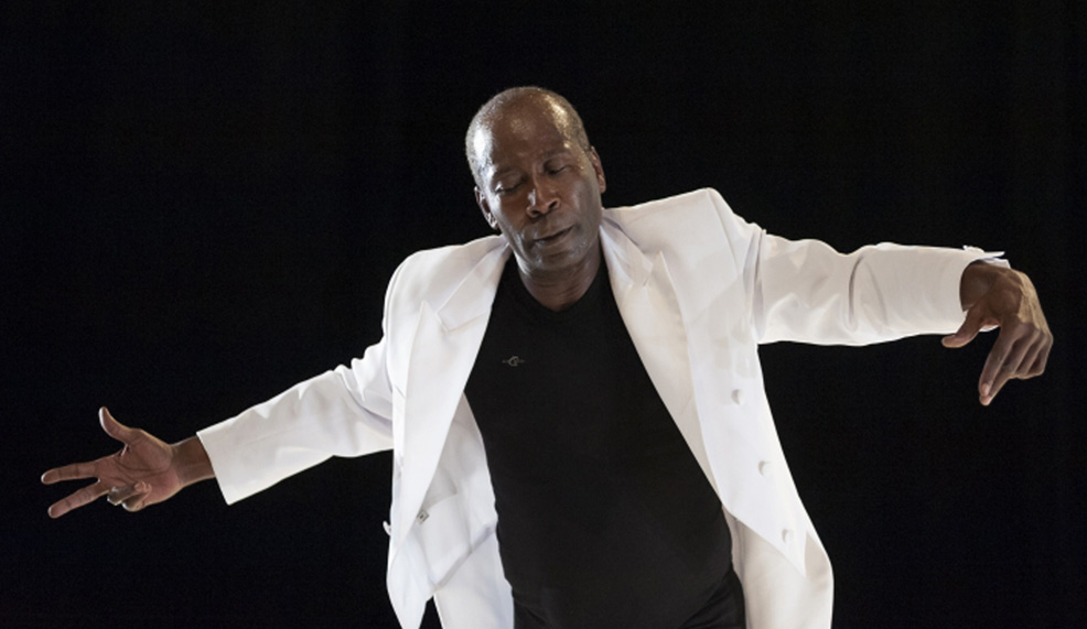 كوفي كوكو: يصبح الرقص روحيًّا عندما يحتوي على قوة وفلسفة .. فنان إفريقي يعد حضوره على خشبة المسرح الأوربي فعلًا سياسيًّا
