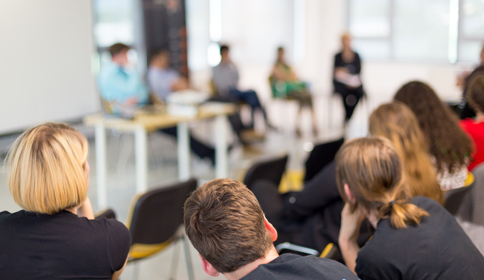 جماعات ثقافية أم «شِلَل» همُّها مصالحُها الضيقة؟ أدوارها تبدَّلت من ضبط إيقاع المؤسسات إلى ابتزازها