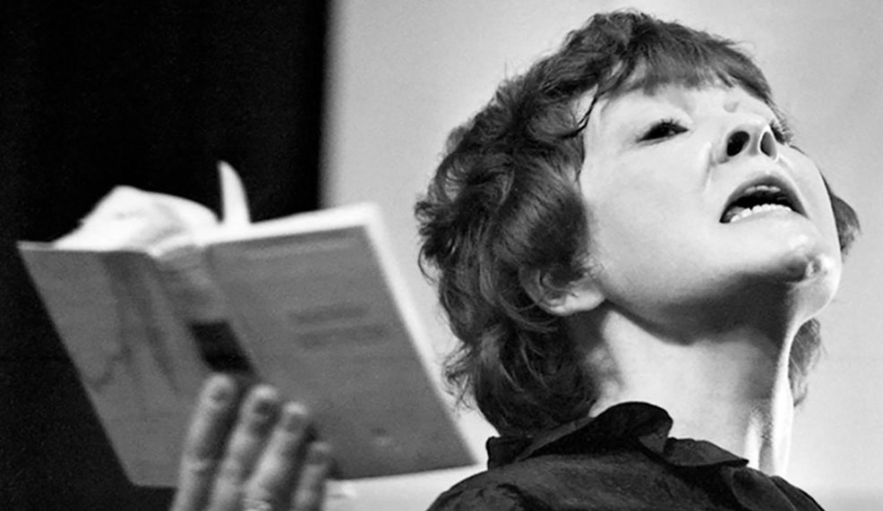 بيلّا أخمدولينا..  «كنز الشعر الروسي» «نجمة» حقيقية وأيقونة للحرية أقامت أمسيات شعرية في ملاعب كرة القدم