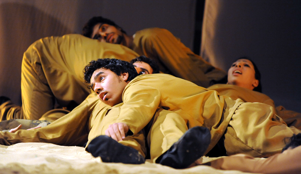 رُبَّ جِدٍّ جَرَّه اللعبُ سحر المسرح من تشابك اللعب بحيوات البشر وخصوصياتهم وقضاياهم السياسية