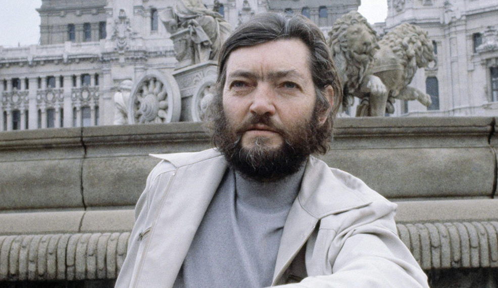 يوسا يروي كيف التقى كورتاثار وأعجب به وتعلم منه ثم كيف رآه ينشطر إلى شخصيتين متناقضتين