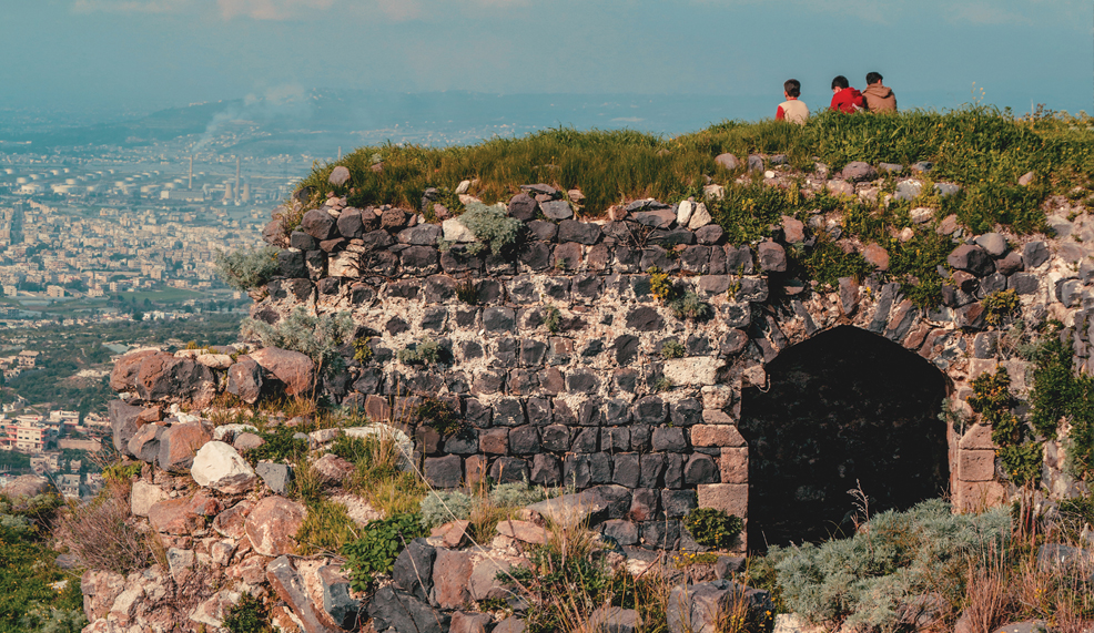 مراهقٌ زادُهُ الخيالُ.. أبواب حديدة