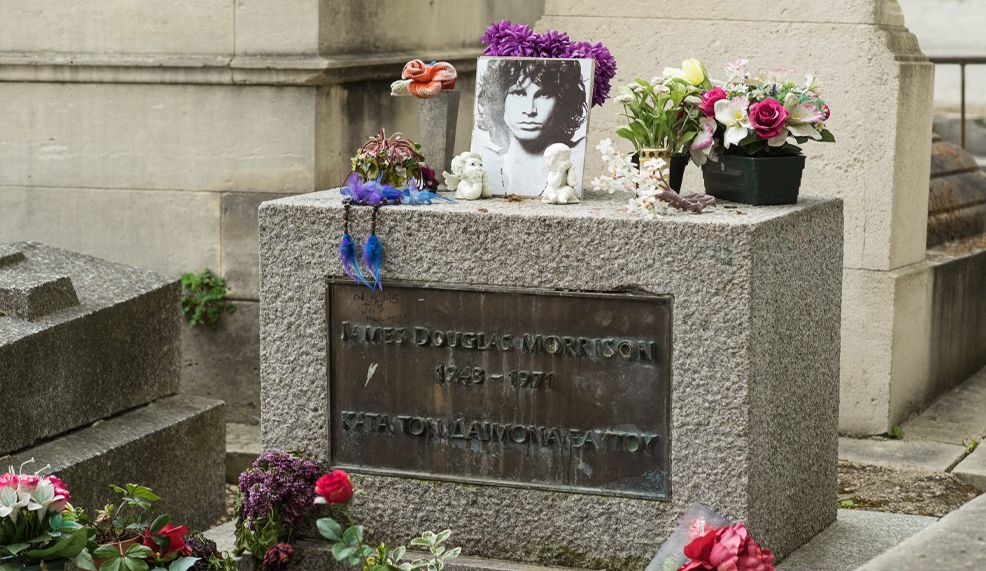 قبور الكتّاب والشعراء.. بين الرماد والسياحة