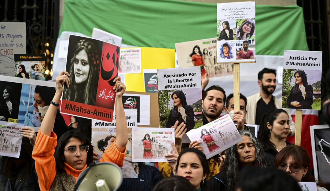 وفاة مهسا أميني تطلق موجة واسعة من السخط على النظام الجدل يتجدد بعد 40 عامًا حول الحجاب في إيران
