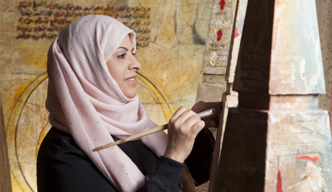 التشكيلية السعودية غادة الحسن: تجربتي بمجملها نسيج واحد… والعمل الفني كائن حي وله دوره في الحياة