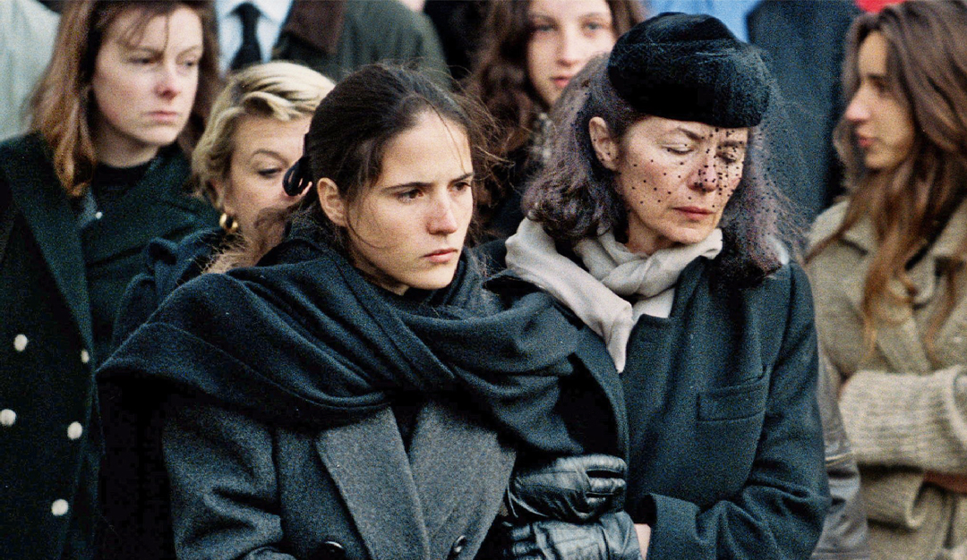 «11 رصيف برانلي» الابنة غير الشرعية لفرانسوا ميتران تواجه أشباح الحياة السرية تأملات عميقة حول الذاكرة والهوية وغياب الأب