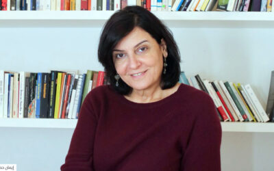 «أغنيات للعتمة» لإيمان حميدان… ماتريوشكا الحكايات والأنساب تشطر التاريخ في صعودها نحو الأغنية