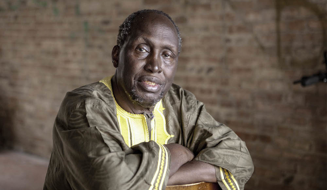 الأديب والناقد الكيني نغوجي واثيونغو… صوت المقاومة الثقافية وأدب ما بعد الاستعمار في شرق إفريقيا