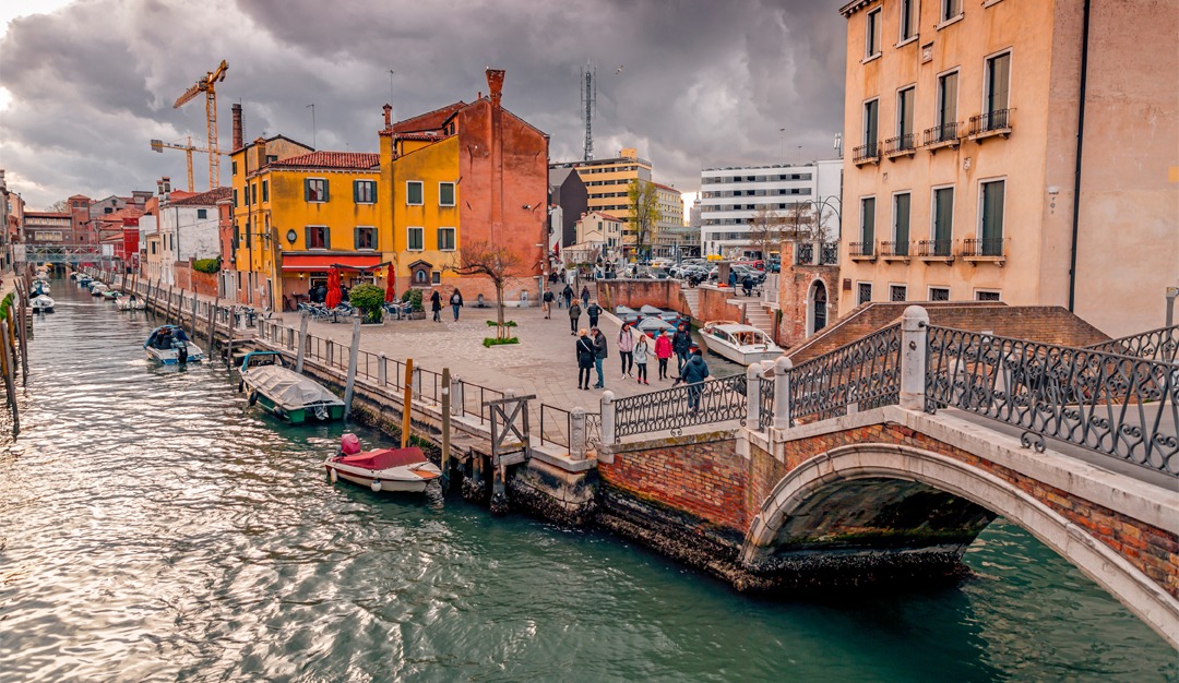 ألاحق أثرك عبر الدروب الضيقة